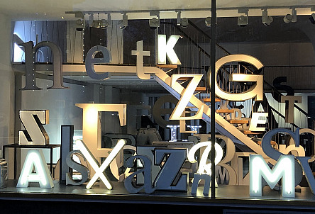 Leuchtende Installation mit Buchstaben im Schaufenster des temporary bauhaus-archiv